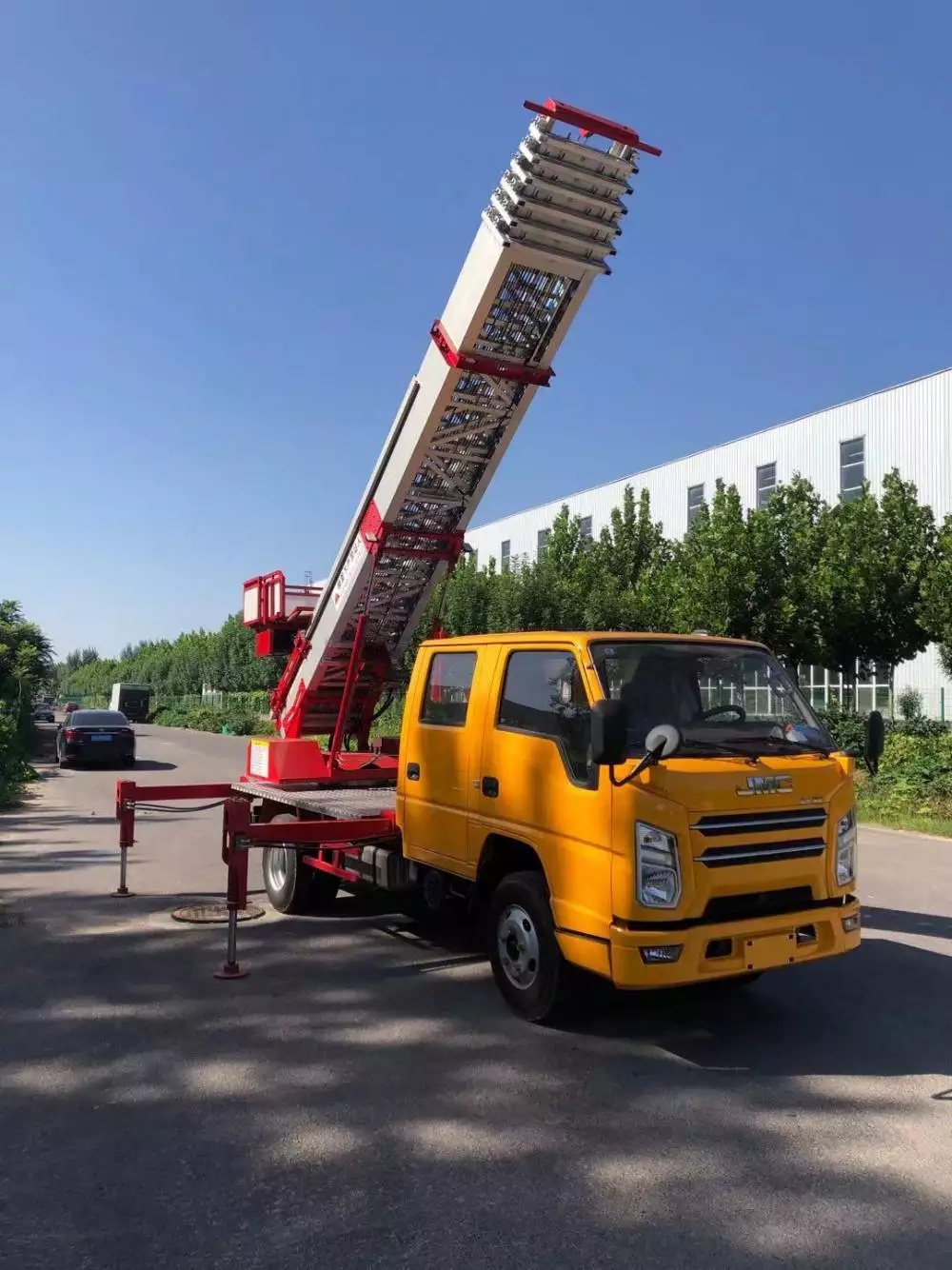 上高县附近的云梯车出租服务：轻松解决高空作业需求