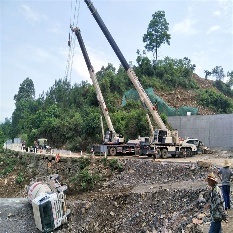 上高县汽车掉沟里叫吊车救援要多少钱
